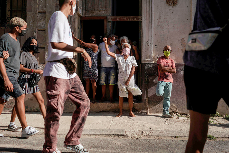 Массовые протесты идут на Кубе с 11 июля. Старт им дала акция в маленьком городе Сан-Антонио-де-лос-Баньос недалеко от Гаваны. Ее организовали через соцсети. Позже протестующие начали собираться и в других городах. Беспорядки охватили десятки городов в разных частях острова, включая и столицу, где протестная акция стала наиболее масштабной, собрав более двух тысяч человек. На ней задержали около 20 протестующих, а полиция применила перцовые баллончики. 

Протесты проходят под лозунгами «Свобода!» и «Долой диктатуру!». «Это ради свободы людей, мы не можем больше этого терпеть, — заявил в разговоре с «Би-Би-Си» один из протестующих. — Нет еды, нет лекарств, нет свободы. Они не дают нам жить. Мы устали». 