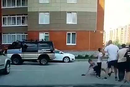 Россиянин ударил в голову чужого ребенка из-за пакета чипсов и попал на видео