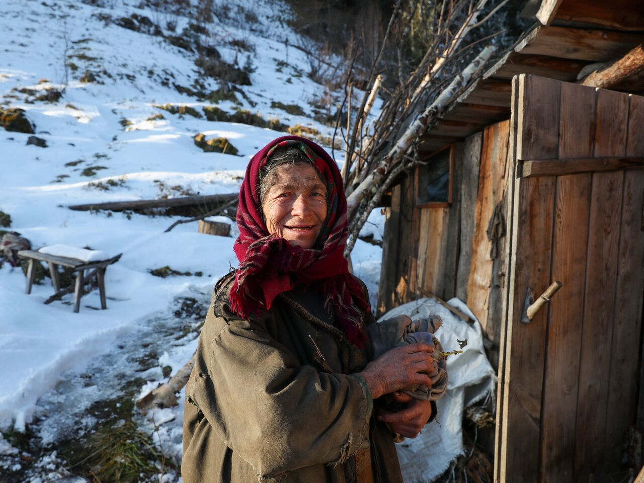 Дом Агафьи Лыковой восстановили в Хакасии после пожара