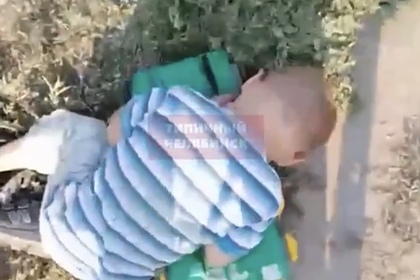 Россиянин обнаружил спящего на обочине ребенка и снял его на видео