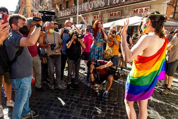 Акция ЛГБТ-активистов в Варшаве