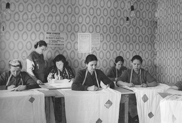 Вышивальщицы за работой, 1940-1950 годы