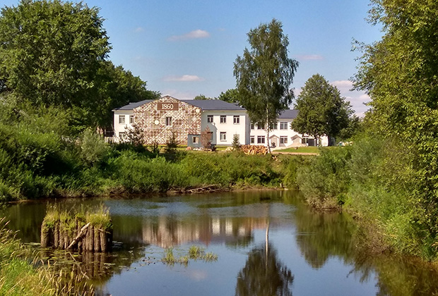 Вид на здание фабрики с реки Холовой