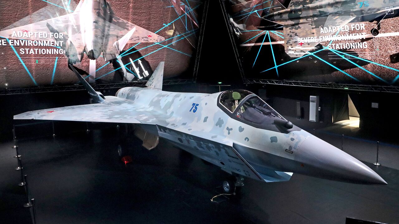 Ростех» презентовал Су-75 Способен ли российский истребитель уничтожить  американский F-35?: Оружие: Наука и техника: Lenta.ru