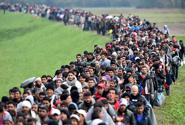 Мигранты в сопровождении полиции пересекают хорватско-словенскую границу
