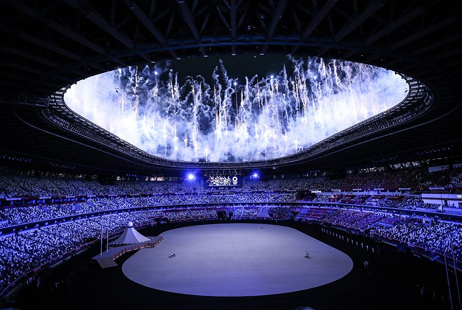 Соревнования пройдут на 43 спортивных объектах. 25 из них существовали ранее, восемь были построены и десять развернуты временно. Большинство из них сосредоточены в центральных районах Токио и прибрежных зонах. 