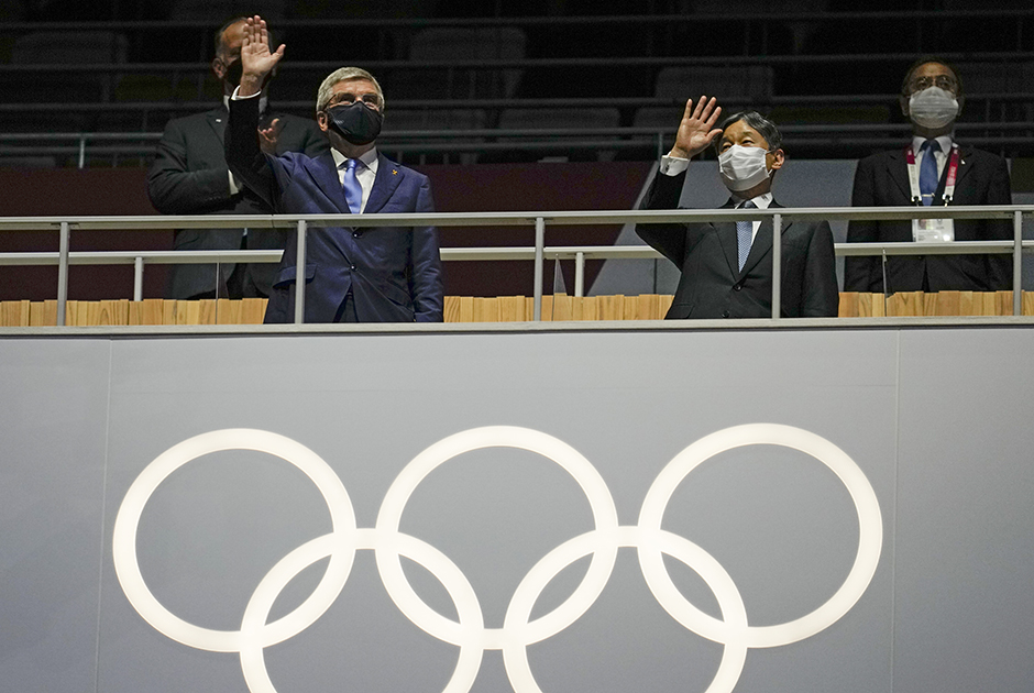 Разрешили присутствовать на Национальном стадионе только официальным лицам. Президент Международного олимпийского комитета (МОК) Томас Бах и император Японии Нарухито приветствовали делегации спортсменов стоя. 
