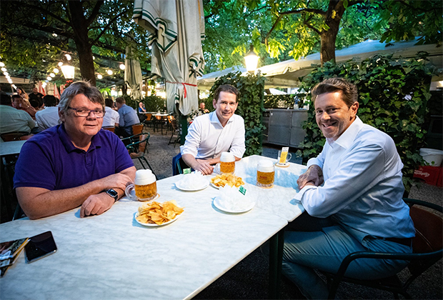 Курц обсуждает с коллегами экономическую ситуацию в Австрии во время пандемии коронавируса за бокалом пива
