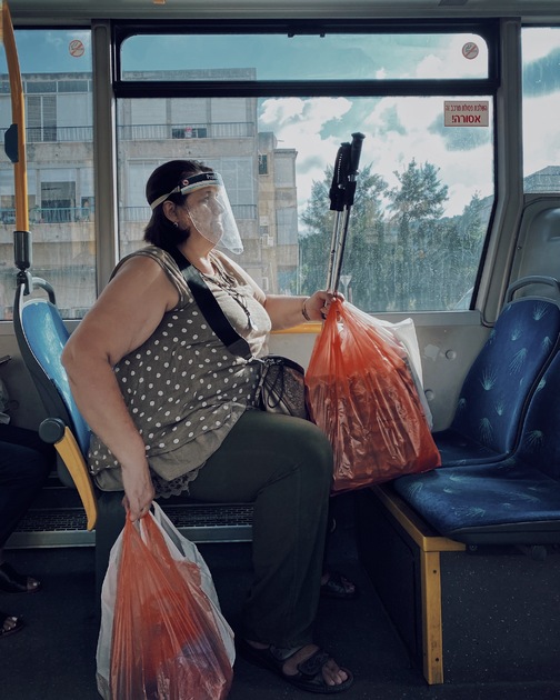 Второе место в номинации «Путешествия» получила израильский фотограф Дина Альфаси (Dina Alfasi) за кадр «Готова к космическому походу». Она часто снимает незнакомцев в общественном транспорте. Героиней ее фотографии, сделанной в Хайфе, стала женщина, которая едет в автобусе с несколькими пакетами. Ее лицо закрыто защитным экраном — приметой периода пандемии коронавируса и масочного режима. 

Портреты пассажиров общественного транспорта в этом году принесли Альфами еще одну победу — второе место в номинации «Серия».