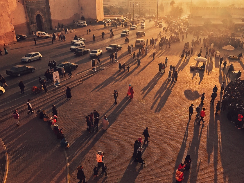 Из тысячи участников члены жюри обратили внимание на работу китайского фотографа Энхуа Ни (Enhua Ni). Фотография, на которой он запечатлел площадь в марокканском Мекнесе, получила второе место в номинации «Закат». Снимок сделан на iPhone 7 Plus.