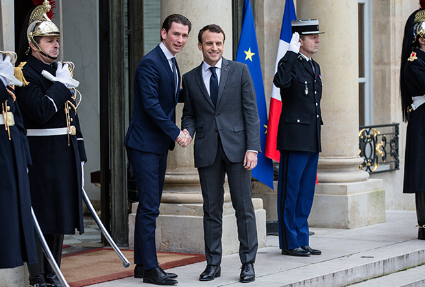 Президент Франции Эммануэль Макрон приветствует канцлера Австрии Себастьяна Курца в Елисейском дворце в Париже, январь 2018 года