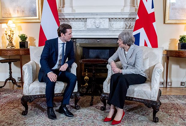 Премьер-министр Великобритании Тереза Мэй беседует с канцлером Австрии Себастьяном Курцем на встрече в Лондоне, ноябрь 2018 года