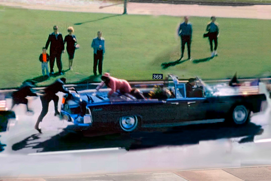 22 ноября 1963 года в Далласе (штат Техас) случилось событие, потрясшее весь мир: президента США Джона Кеннеди убили прямо в его кортеже. Его визит должен был ознаменовать начало новой избирательной кампании. Чтобы люди могли увидеть своего президента, чета Кеннеди выбрала открытый автомобиль. Он шел четвертым в кортеже. 

В 12:30 раздались выстрелы — большинство свидетелей утверждает, что их было три. Первая пуля снайпера попала в спину Кеннеди, вторая — в голову. Салон и все спутники президента были забрызганы фрагментами мозга. Политика доставили в ближайший госпиталь, но усилия врачей были тщетны: смерть наступила в 13:00. 

Предполагаемого убийцу, 24-летнего Ли Харви Освальда, арестовали через полтора часа. Позже следствие заключит, что он действовал в одиночку и хотел таким образом прославиться. Освальд так и не предстал перед судом: спустя два дня после убийства Кеннеди преступника застрелил владелец ночного клуба Джек Руби. Это породило массу конспирологических теорий о вмешательстве американских, советских или кубинских спецслужб. Им все еще верит большая часть граждан США. 