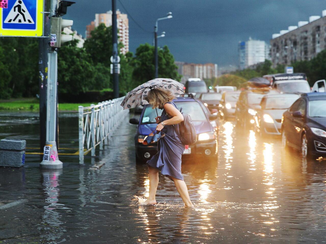 Погода в москве сейчас штормовое предупреждение. Штормовое предупреждение в Москве. Шторм в Москве.