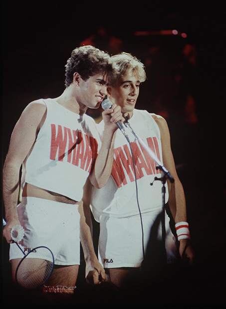 Певец Джордж Майкл во время выступления с дуэтом Wham в 1983 году