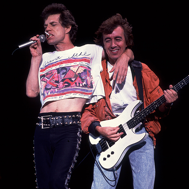 Участники группы The Rolling Stones Мик Джаггер и Билл Уаймен на концерте в 1989 году