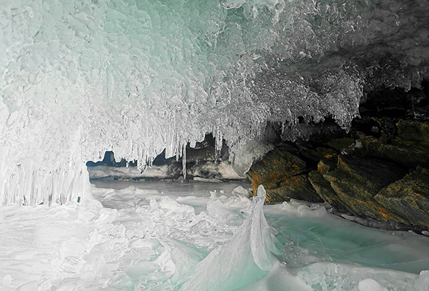 Пещера острова Ольхон на Байкале