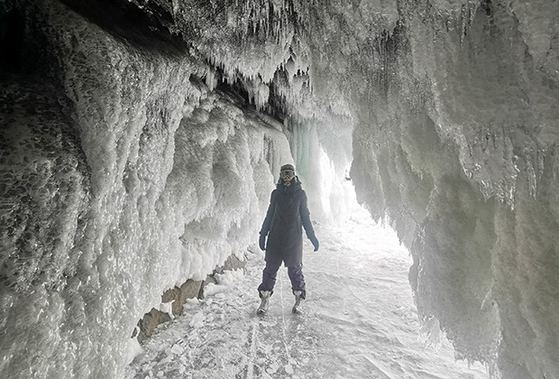 Пещера у мыса Харанцы на Байкале