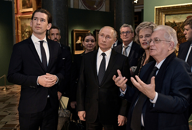 Президент России Владимир Путин и канцлер Австрии Себастьян Курц на выставке в Эрмитаже, Санкт-Петербург, октябрь 2018 года