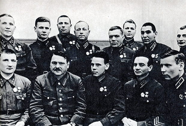 Член Политбюро ЦК ВКП (б) Андрей Жданов с группой Героев Советского Союза, 1940 год