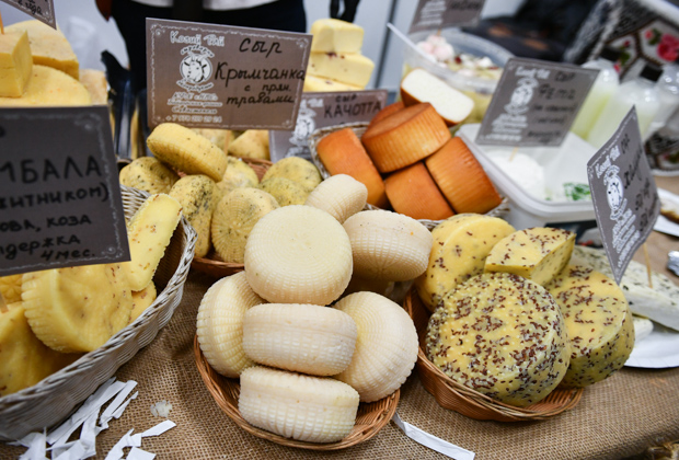 Козий сыр на туристической выставке в Симферополе