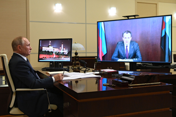 Владимир Путин во время встречи в режиме видеоконференции с Вячеславом Гладковым