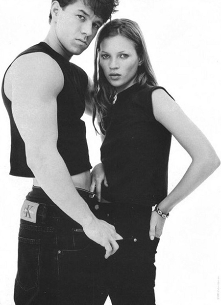 Актер Марк Уолберг и модель Кейт Мосс в рекламной кампании бренда Calvin Klein 1992 года