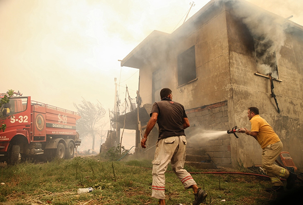 Пожарные тушат очаг возгорания в городе Манавгат