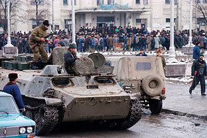 «Сейчас танки войдут, все разбегутся» В 1994 году российских солдат послали в Грозный и бросили. Кому это было выгодно?
