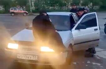 Водитель прокатил российского полицейского на капоте и попал на видео
