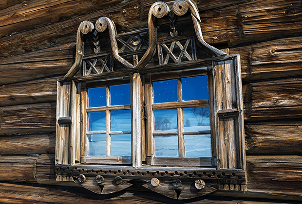 Окна дома Яковлева из деревни Клещейла в Карелии