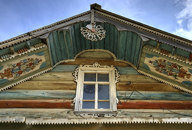 Типичная роспись фасада каргопольского дома (по дороге в село Вершинино, Кенозерский парк)