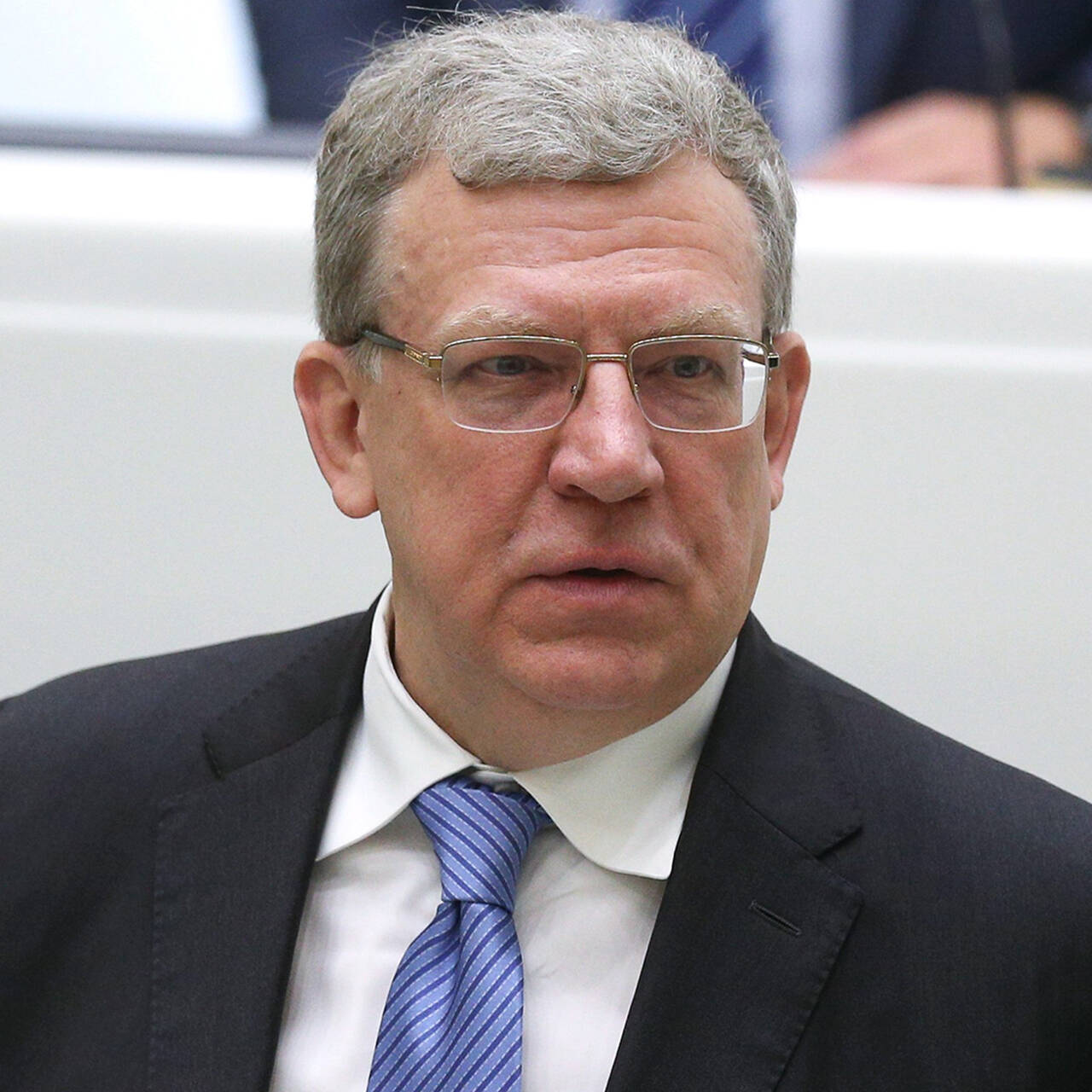 Эта Одежда Всё Время Ей Мешает