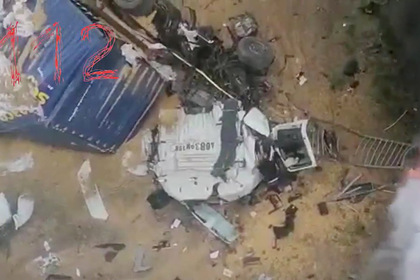 Спасение чудом выжившего водителя из-под упавшей с ЦКАД фуры попало на видео