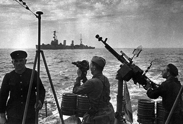 Кинооператор Марк Трояновский снимает уход кораблей Черноморского флота из Одессы, 16 октября 1941 года
