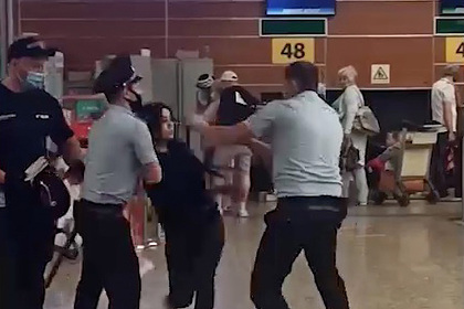 Россиянка устроила погром в аэропорту Шереметьево и попала на видео