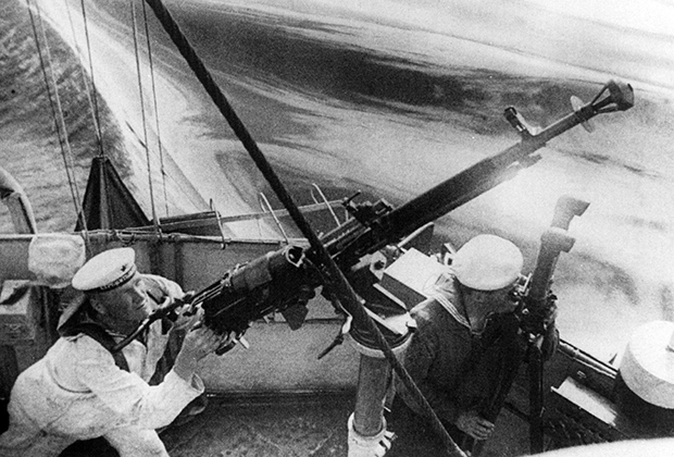 Матрос у зенитного пулемета ДШК советского эсминца «Сообразительный» во время обороны Одессы