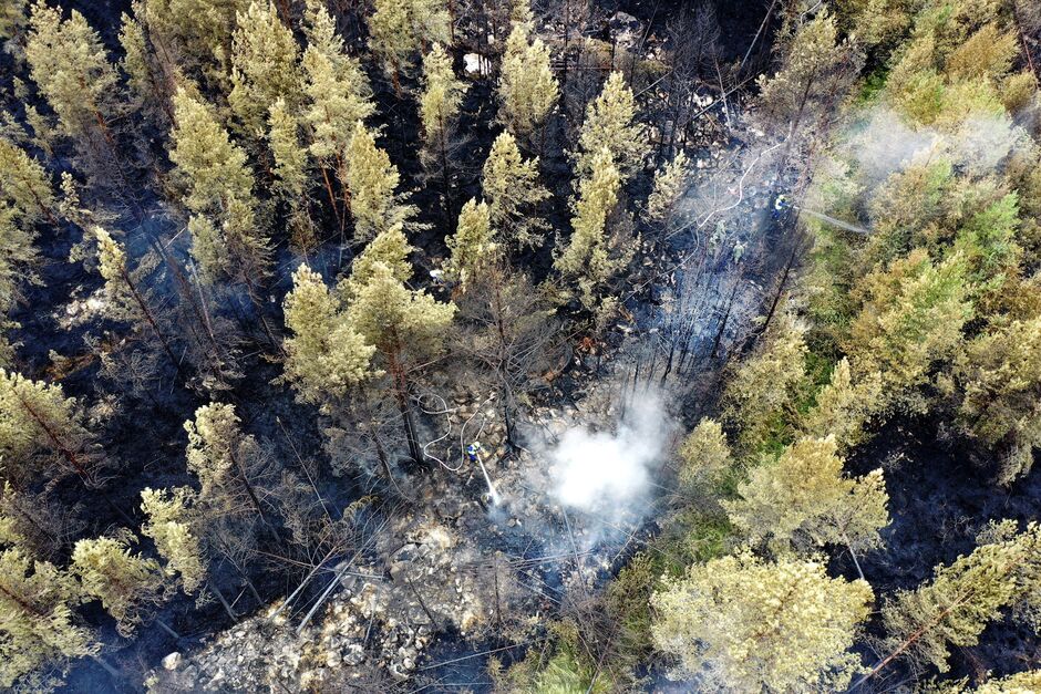Лето 2021 года испытало пожарами и Финляндию. В конце июля возгорание зафиксировали на северо-западе страны в городе Калайоки провинции Северная Остроботния. Пламя быстро распространилось, за несколько дней уничтожив 300 гектаров леса. Большая часть насаждений превратилась в груду пепла с вырванными из земли корнями деревьев. Огонь подошел близко к жилым строениям — до ближайшего дома оставалось около 500 метров. Пожар стал самым масштабным в Финляндии за последние 50 лет — в 1971 году выжженными оказались 1,6 тысячи гектаров.Причиной катастрофы послужили аномально жаркие температуры. В тушении возгорания участвовали около 250 человек и 4 вертолета, им удалось локализировать пламя. Процесс осложнял скалистый рельеф местности и падающие сосновые деревья. В случае ухудшения ситуации помощь финнам пообещали шведские коллеги. Они предложили использовать специальные самолеты, которые могут зачерпывать большое количество воды из озера и тушить возгорания.
