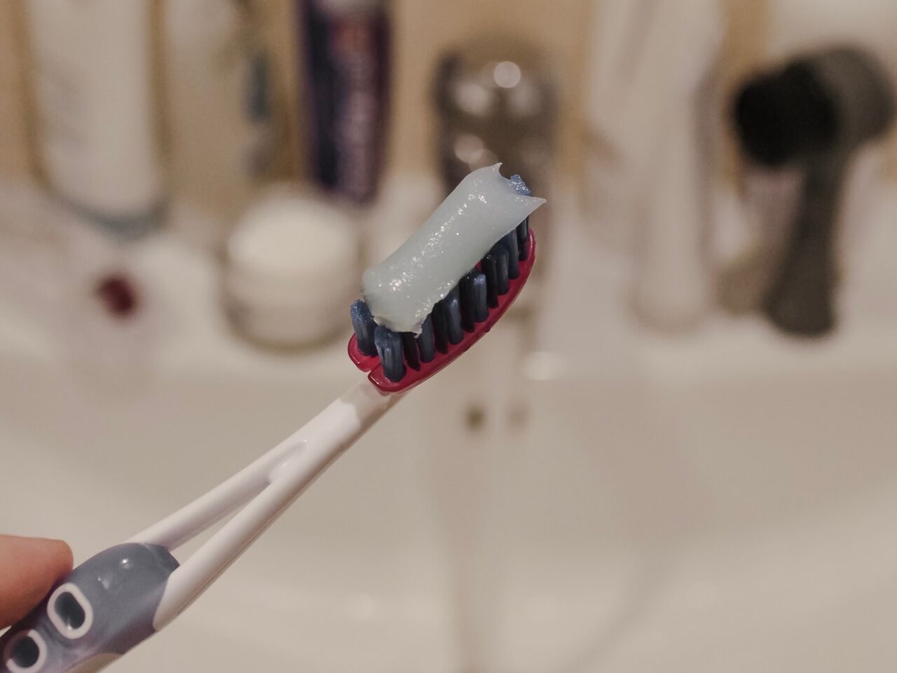 Когда чистить зубы – до или после завтрака?