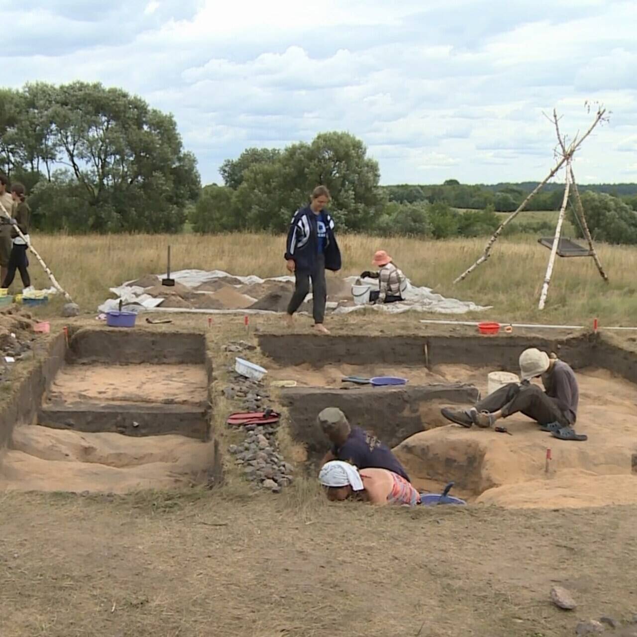Гнездовские курганы смоленск. Гнёздово археологический комплекс. Смоленск раскопки гнездово. Гнездово смоленская область раскопки. Гнёздовские курганы смоленск.