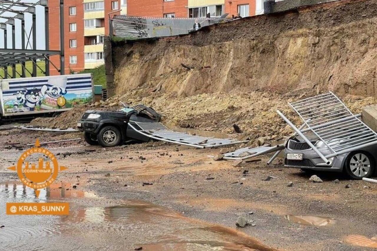 Обрушение подпорной. Обрушение стены в Красноярске в Солнечном. Обрушение подпорной стены солнечные. Рухнула подпорная стена. Упала стена.