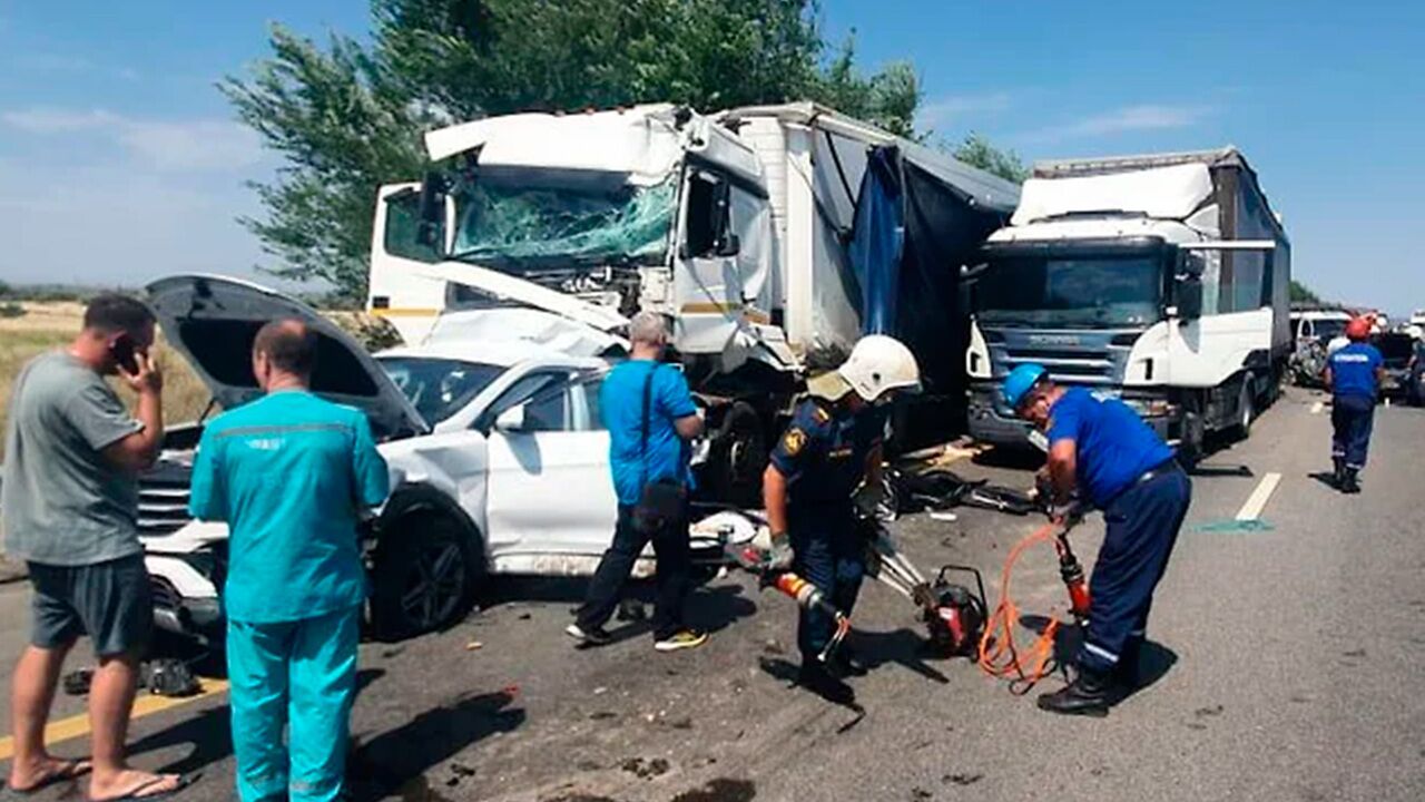 Число погибших в ДТП c девятью машинами в Ростовской области увеличилось:  Общество: Россия: Lenta.ru