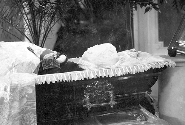 Иван Блок погиб от взрыва бомбы, брошенной в него эсером Г. Фроловым в июле 1906 года. Для церемонии прощания в гроб положили найденные фрагменты тела, вместо головы — ватный шар.