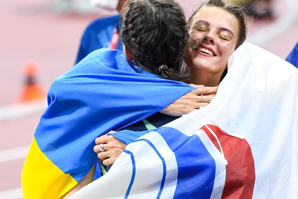 Российская легкоатлетка Мария Ласицкене и ее украинская соперница Ярослава Магучих