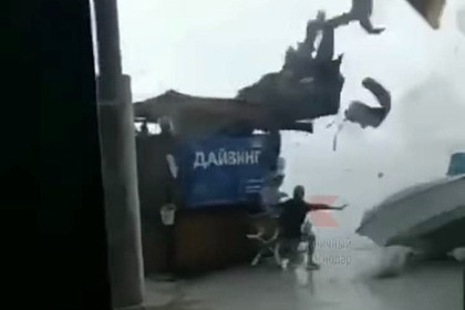Мощный смерч разрушил пляж на Кубани и попал на видео
