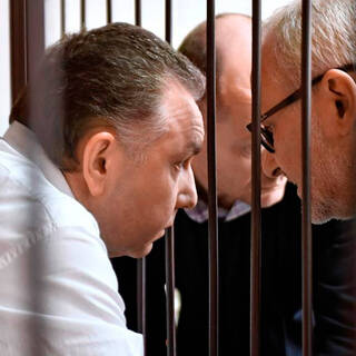 Дмитрий Фролов (слева)