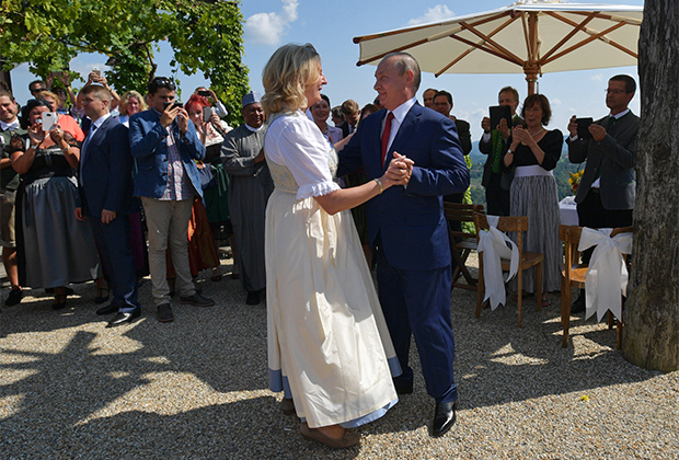 Владимир Путин танцует с главой МИД Австрии Карин Кнайсль, 2018 год