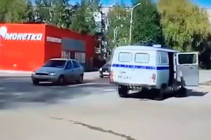 Российский полицейский выпал из служебной машины и попал на видео