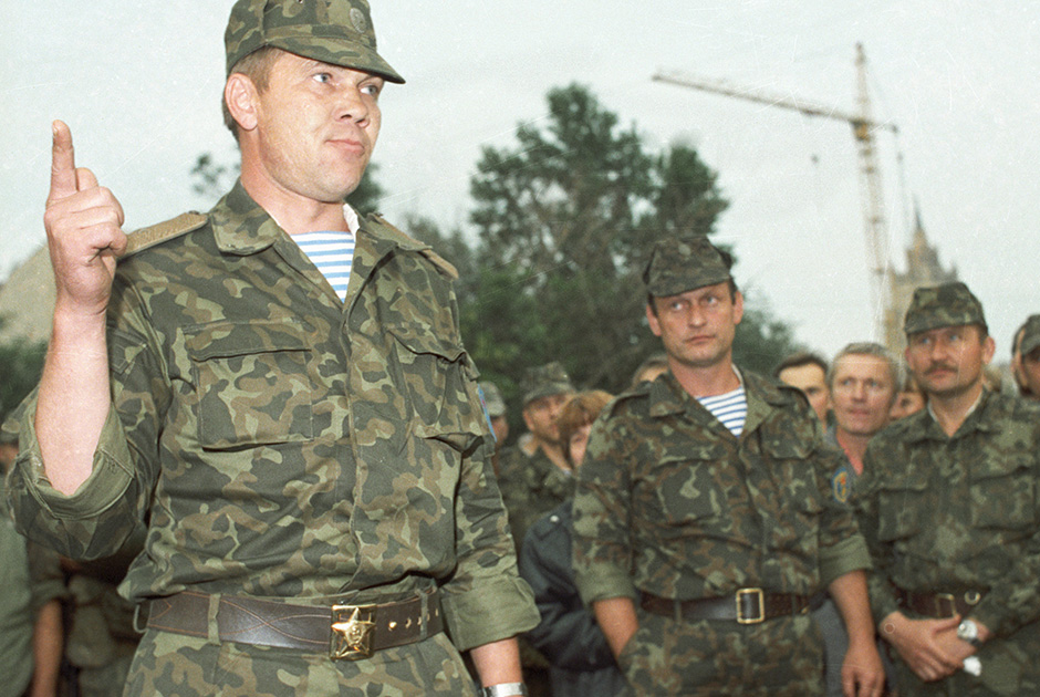 Генерал Александр Лебедь клянется «защищать законно избранного президента» во время путча ГКЧП