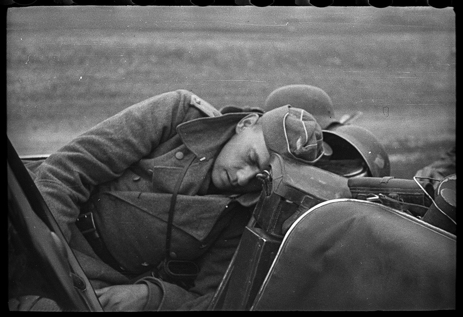 Солдат из 7-й танковой дивизии вермахта спит в машине во время привала. Белоруссия, СССР, 1941 год.

